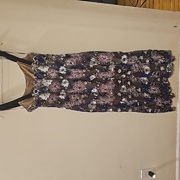 ELLIATT Holiday Edit Collection. Elegant midi-length dress adorned with sequins - Picture 2 of 4